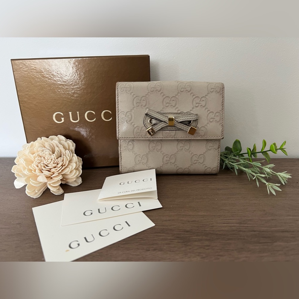 Gucci Short wallet w/box and paperwork!